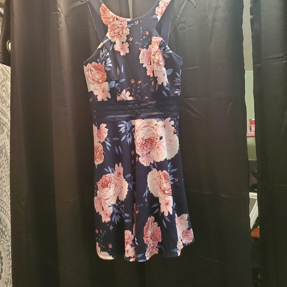 Dress - Picture 3 of 10